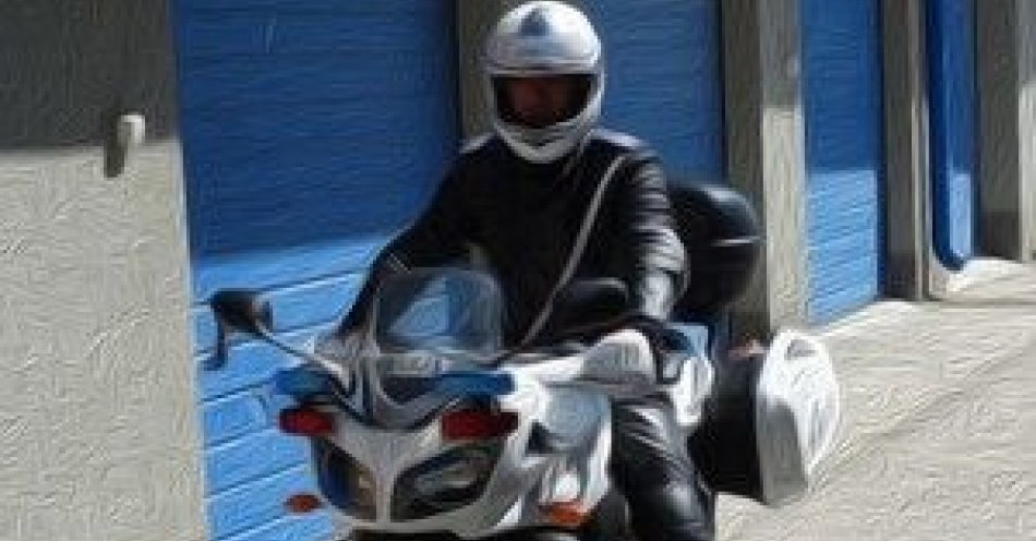 zdjęcie: Motocyklisto! pamiętaj o swoim bezpieczeństwie podczas jazdy / fot. KPP w Ostrowi Mazowieckiej