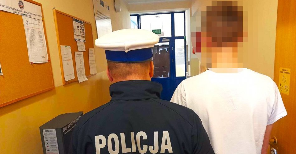 zdjęcie: Policjanci zatrzymali po pościgu dwóch młodych mężczyzn, którzy nie zatrzymali się do kontroli. / fot. KPP w Kościerzynie