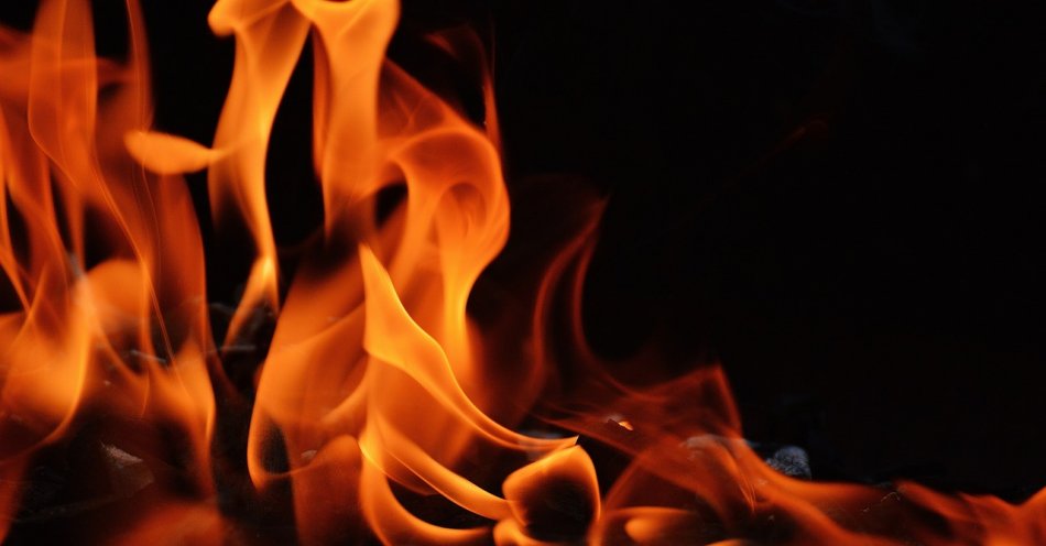 zdjęcie: Pożar hali magazynowej z farbami i lakierami; jeden ze strażaków uległ wypadkowi / pixabay/1444590