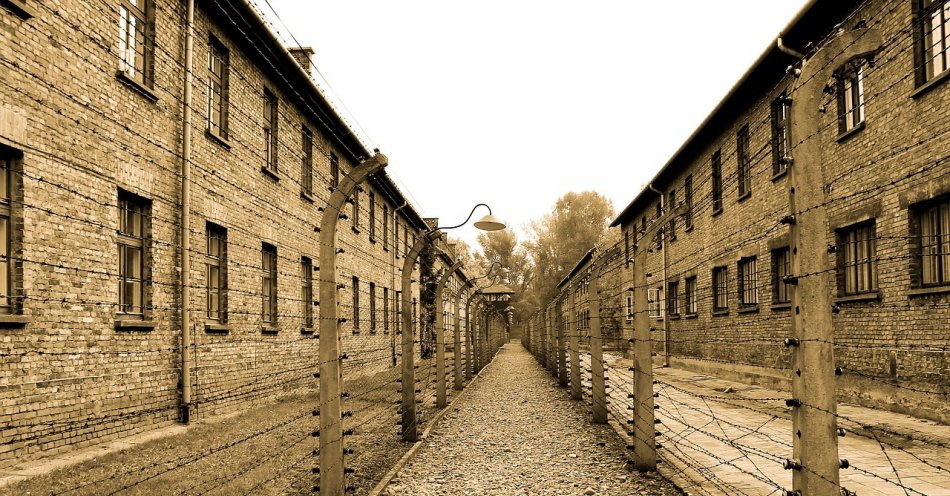 zdjęcie: 82 lata temu do KL Auschwitz dotarł pierwszy transport więźniarek / pixabay/385639