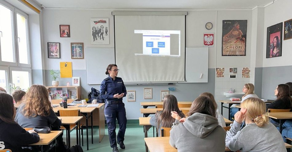 zdjęcie: Zajęcia profilaktyczno-edukacyjne z toruńskimi policjantkami / fot. KMP w Toruniu