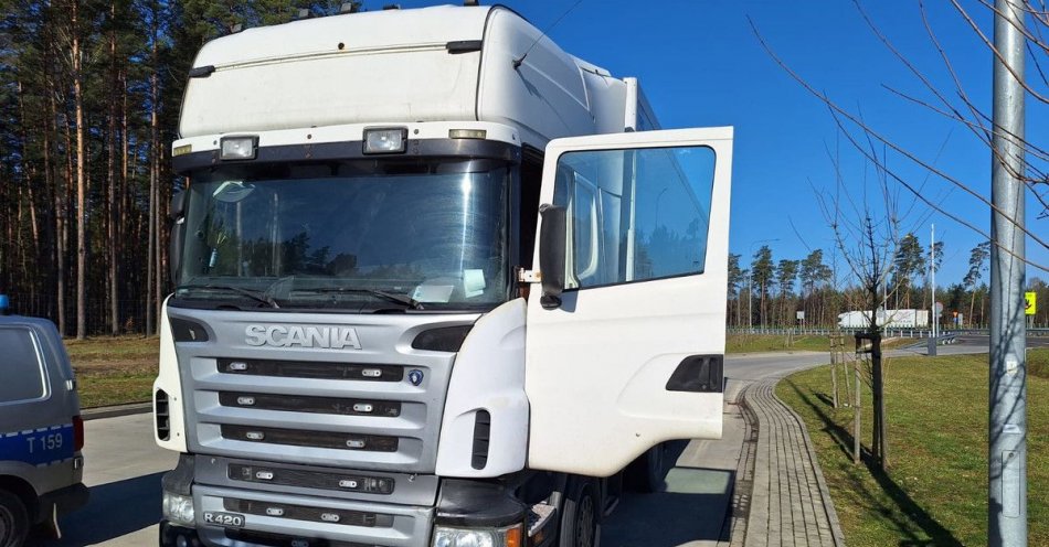 zdjęcie: Niesprawną ciężarówką, bez uprawnień za to z wyrokiem do odsiadki / fot. KMP w Olsztynie