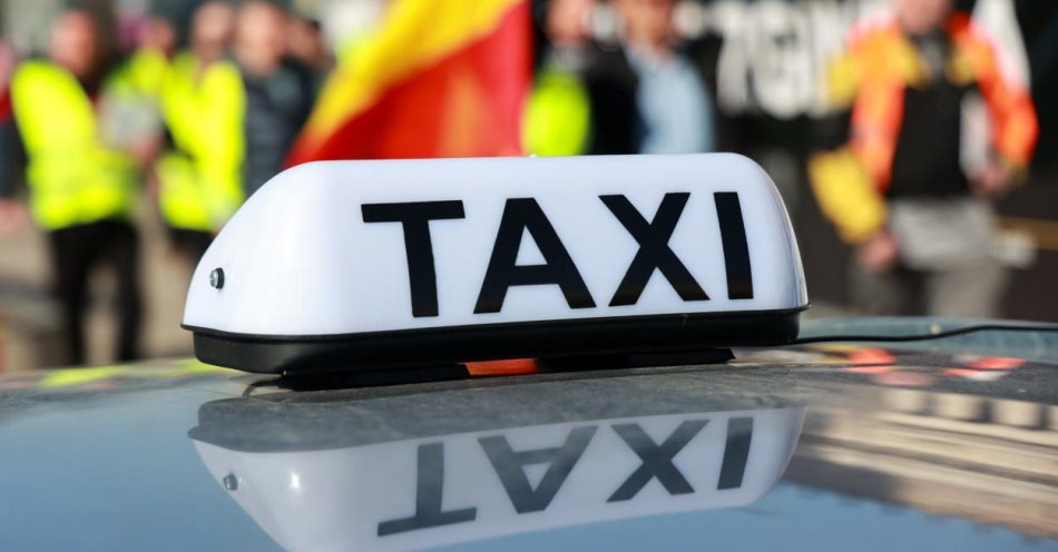 zdjęcie: Taksówkarze domagają się podniesienia stawki za kilometr / fot. PAP