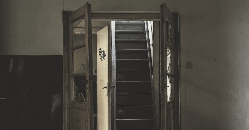 zdjęcie: Będąc pod działaniem alkoholu, zniszczył drzwi na klatce schodowej. Usłyszał zarzut / pixabay/4950624