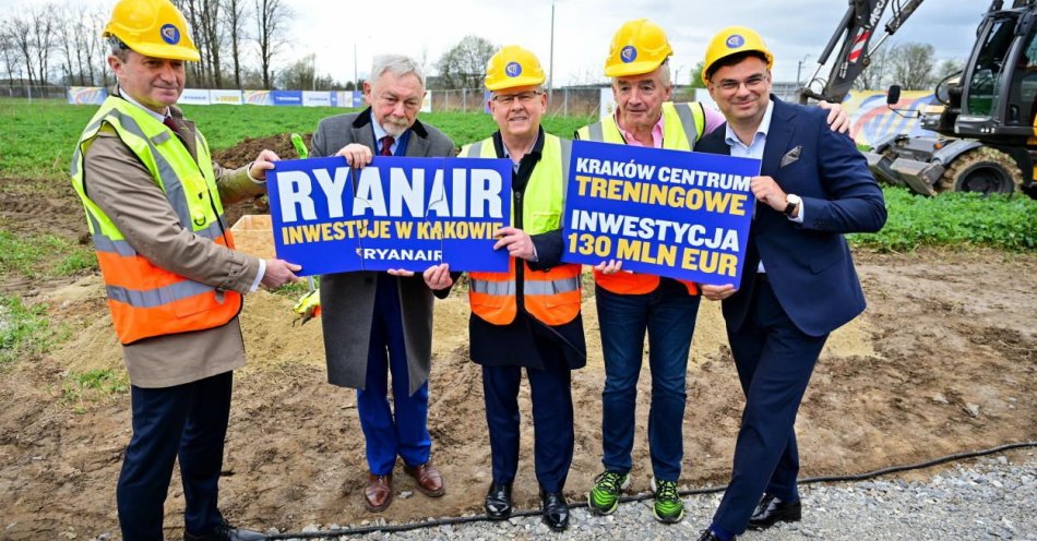 zdjęcie: Ryanair rozpoczął budowę centrum symulatorowo-treningowego za 130 mln euro przy lotnisku Kraków Airport / fot. PAP