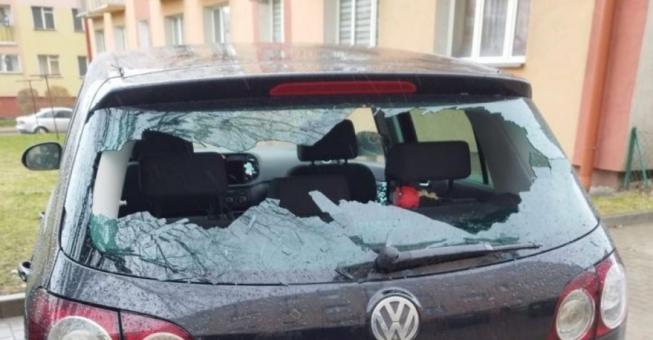 zdjęcie: Wybił szybę w samochodzie i uciekł, chwilę po zdarzeniu był już w rękach policjantów / fot. KPP w Olecku