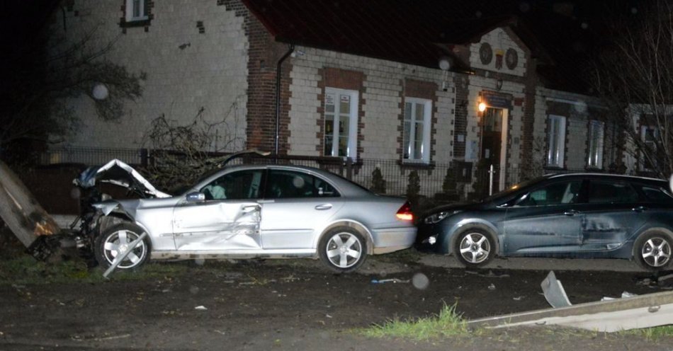 zdjęcie: Nietrzeźwy, kierując Mercedesem uderzył w drzewo / fot. KMP Zamość