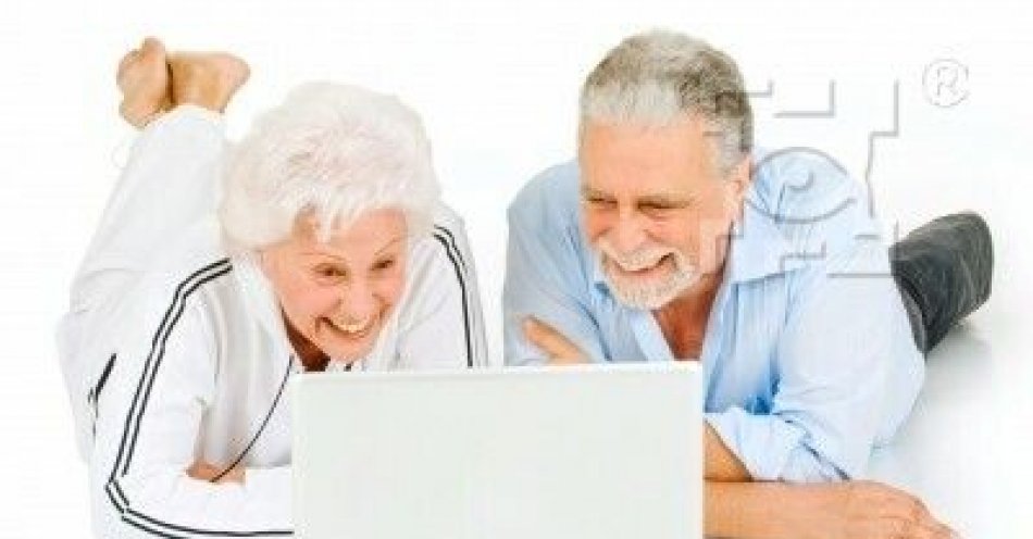 zdjęcie: Nieodpłatna pomoc prawna / fot. UM Lublin / Seniorzy przy laptopie. Seniorka w białym dresie oraz senior w błękitnej koszuli i ciemnych spodniach leżą na podłodze i wpatrują się w biały laptop.