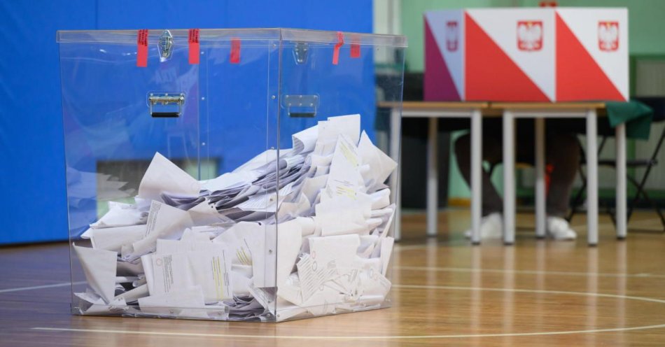 zdjęcie: Wyborcy oddadzą przeważnie cztery głosy, wybiorą ponad 46 tys. radnych i 2,5 tys. włodarzy / fot. PAP