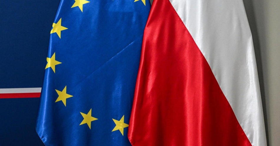 zdjęcie: Większość Polaków widzi więcej zalet członkostwa w UE niż wad, ale ich entuzjazm słabnie / fot. PAP