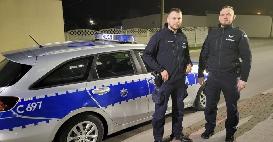 zdjęcie: Rypińscy policjanci nie wahali się ryzykować, aby pomóc potrzebującemu / fot. KPP w Rypinie