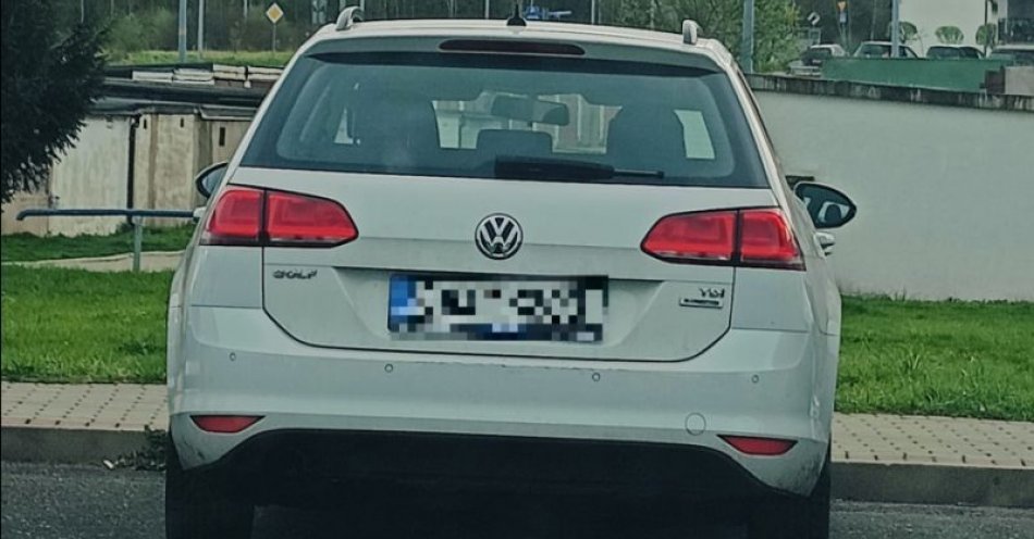 zdjęcie: Skradziony z terenu Czech pojazd marki Volkswagen odnaleziony na terenie Bogatyni / fot. KPP w Zgorzelcu