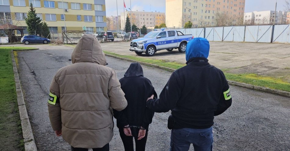 zdjęcie: Policjanci zatrzymali kobietę, która miała odebrać pieniądze od oszukanej Seniorki / fot. KMP we Włocławku