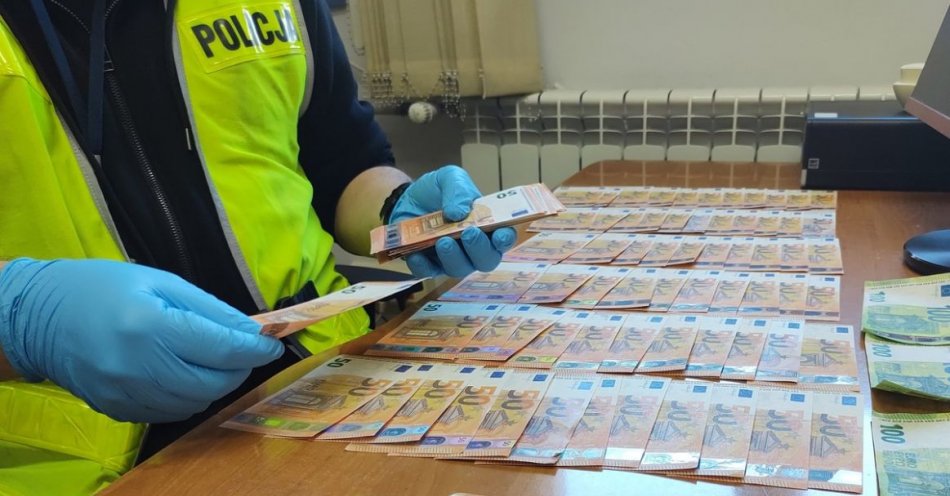 zdjęcie: Wpadli z fałszywymi banknotami euro / fot. KPP Słupca