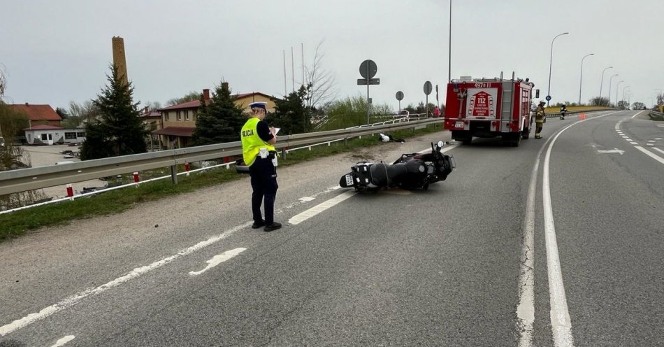 zdjęcie: Policjanci pracowali na miejscu wypadku drogowego z udziałem motocyklisty. / fot. KPP w Nowym Dworze Gdańskim
