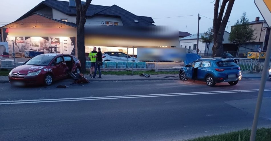 zdjęcie: Zasnął za kierownicą i  spowodował wypadek. Dwoje dzieci w szpitalu / fot. KPP w Pajęcznie
