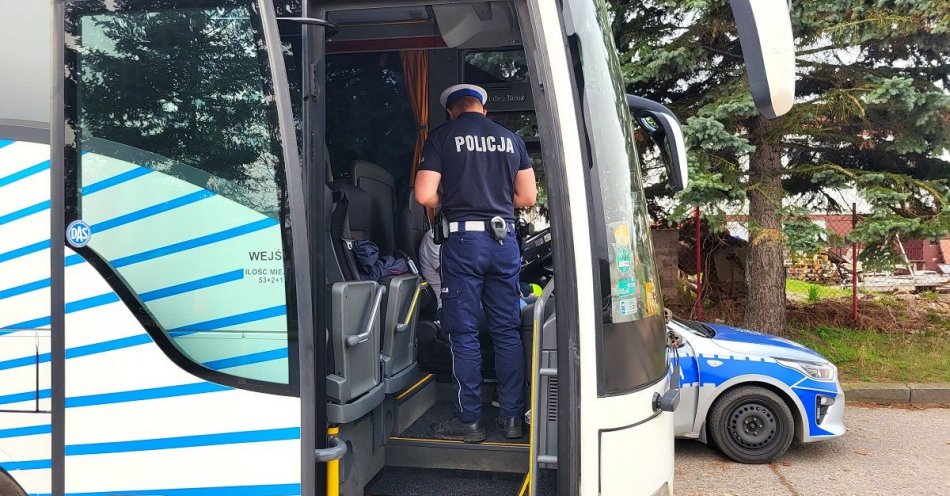 zdjęcie: Policyjna kontrola autokaru / fot. KPP w Tucholi