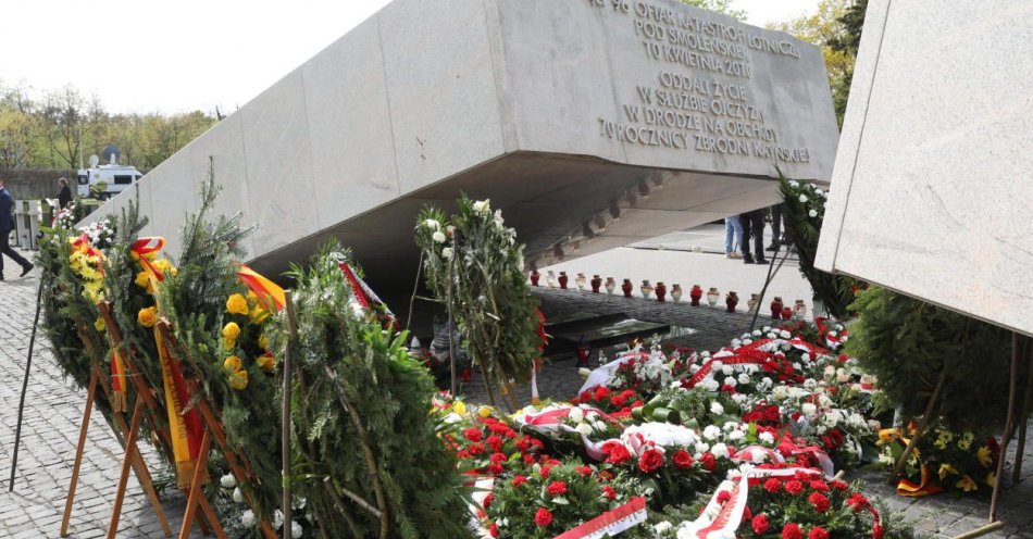 zdjęcie: W 14. rocznicę katastrofy smoleńskiej w całym kraju uczczono pamięć ofiar / fot. PAP