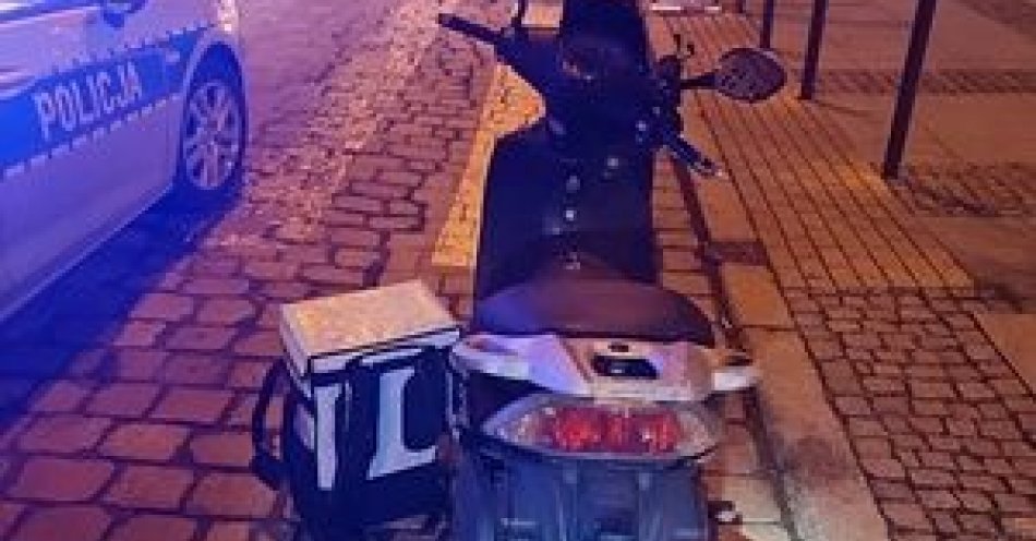 zdjęcie: Wprawne oko policjanta ruchu drogowego dostrzeże różnicę w wymiarach tablicy rejestracyjnej, nawet w środku nocy... / fot. KMP w Wrocławiu
