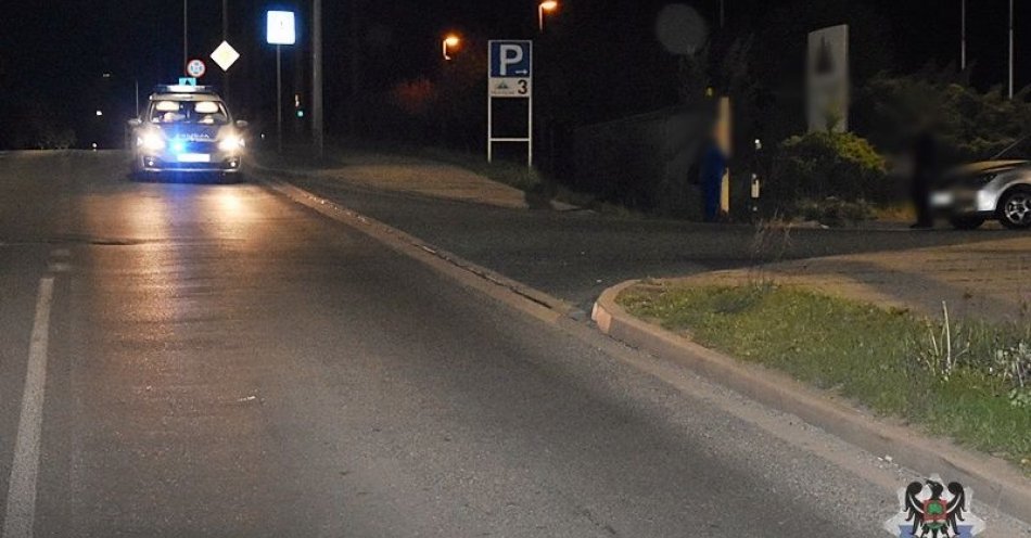 zdjęcie: Wyjeżdżając z parkingu nie zauważyła idącej chodnikiem pieszej / fot. KMP w Wałbrzychu