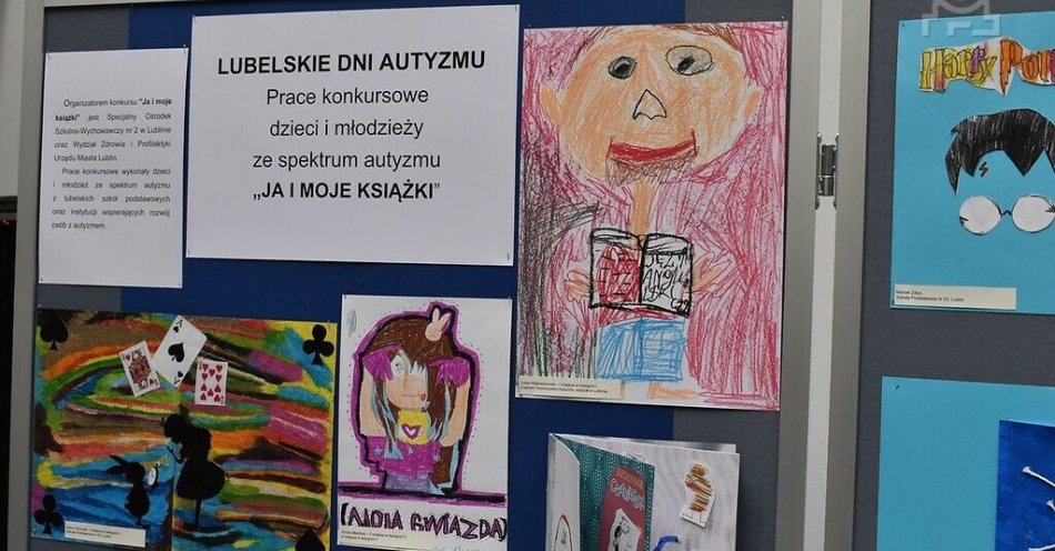 zdjęcie: Wernisaż prac plastycznych Ja i moje książki / fot. UM Lublin / Prace konkursowe dzieci i młodzieży ze spektrum autyzmu