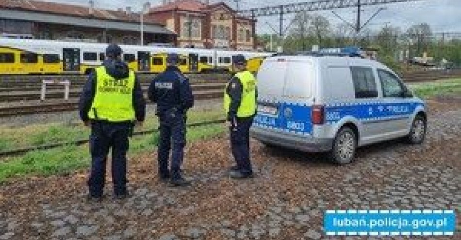 zdjęcie: Wspólny patrol policjantów i funkcjonariuszy sok na obszarach kolejowych i w pociągach / fot. KPP w Lubaniu