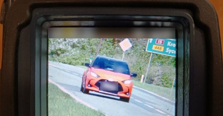 zdjęcie: Zatrzymany przez policjantów kierowca Toyoty na jednej z ulic Milicza przekroczył dozwoloną prędkość jazdy aż o 60 km/h / fot. KPP w Miliczu