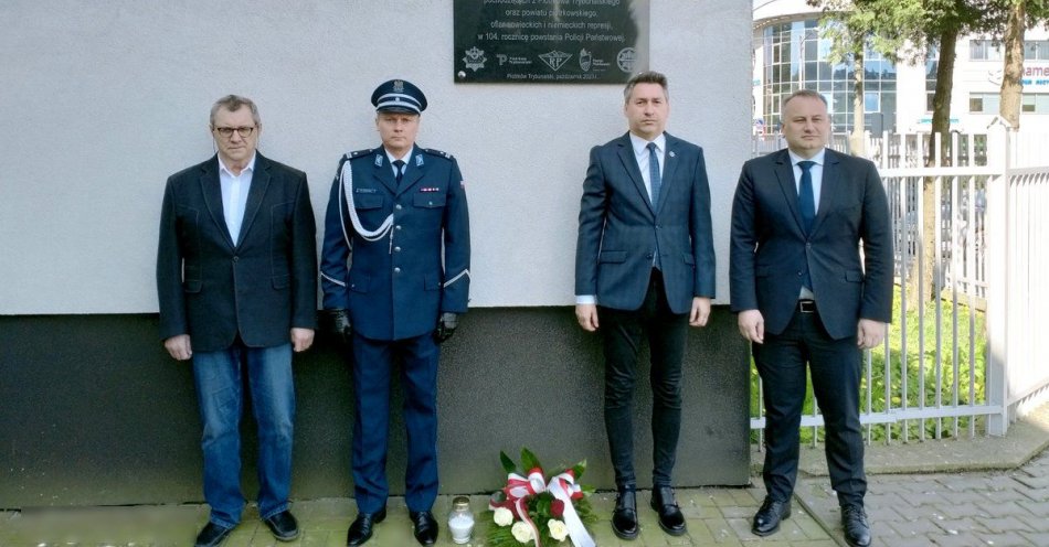 zdjęcie: Upamiętnili ofiary zbrodni katyńskiej / fot. KMP w Piotrkowie Trybunalskim