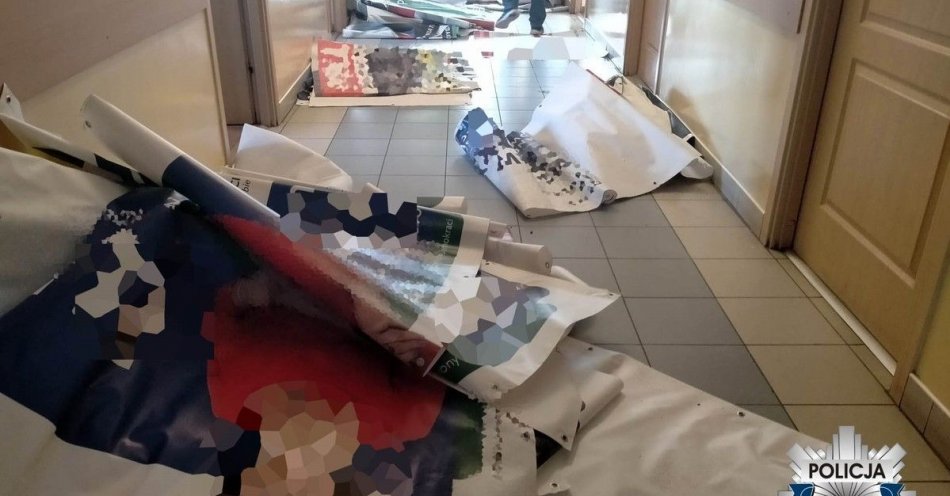 zdjęcie: Sokołowscy policjanci odnaleźli skradzione banery wyborcze / fot. KPP w Sokołowie Podlaskim