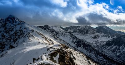 W Tatrach mróz, opady śniegu i pierwszy stopień zagrożenia lawinowego
