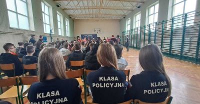 Policjanci na Dniu Otwartymw Zespole Szkół w Kocku