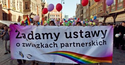 Prawie dwie trzecie Polaków chce wprowadzenia związków partnerskich